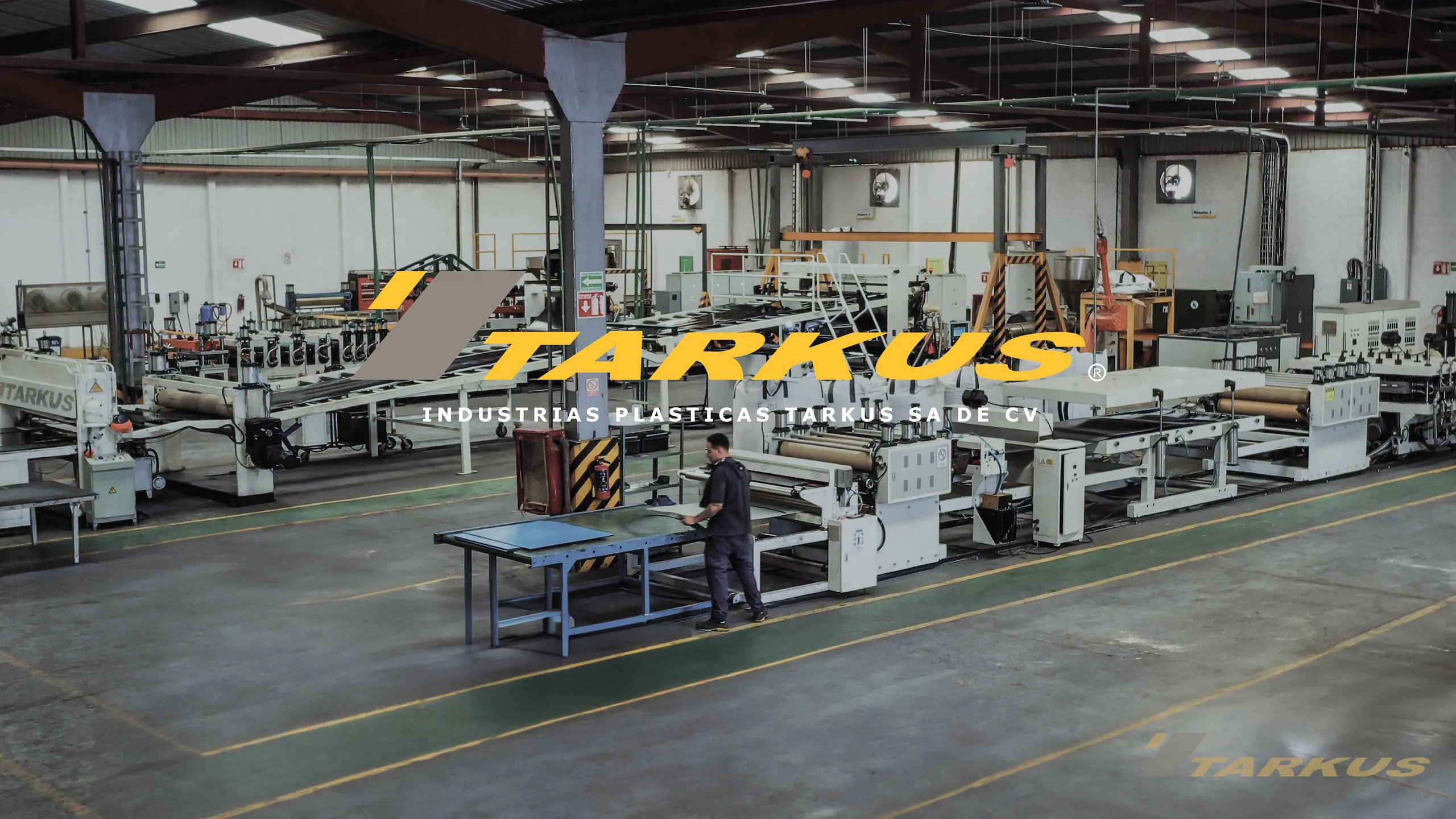 Proceso de termoformado industrial en Industrias Plásticas Tarkus